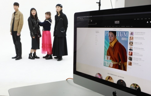 1월 14일(화) 오전, 롯데백화점 온라인 컨텐츠 팀이 제3회 모두의 사진관 프로그램 촬영을 진행하는 모습.