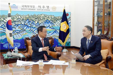 이주영 국회부의장과 왕정홍 방사청장(왼쪽부터).