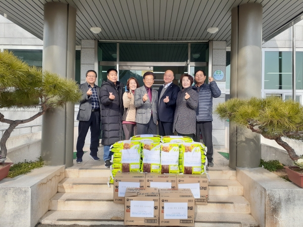 지난 17일, 상남면 민간자율사회복지협의회는  상남면 행정복지센터에 100만원 상당의 백미와 생필품 선물세트를 전달했다.