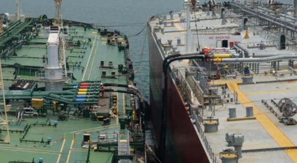 ▲ SK트레이딩인터내셔널이 임차한 선박(왼쪽)이 해상 블렌딩을 위한 중유를 다른 유조선에서 수급 받고 있다.