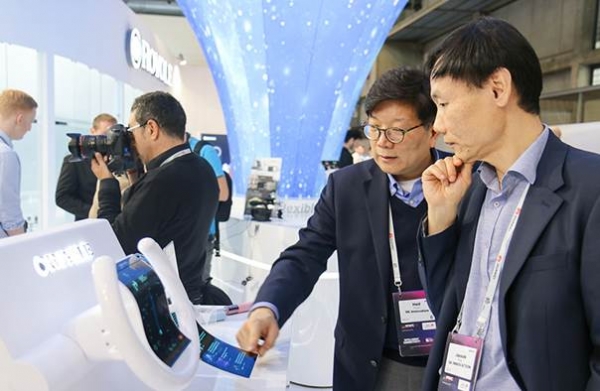 ▲ ‘MWC 2019’를 방문해 전시 부스의 폴더블폰을 보고 있는 SK아이이테크놀로지 노재석 사장(오른쪽)