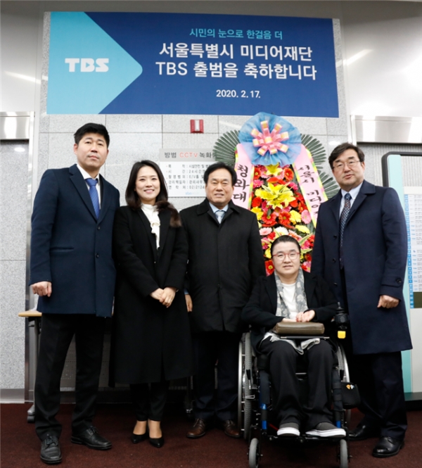 미디어재단TBS 현판식에 참석한 황규복, 김소영, 안광석, 오한아, 정진술 서울시의원(오른쪽부터)