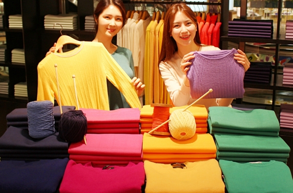 사진은 2월 19일(수) 오전, 롯데백화점 본점 3층 '유닛(UNIT)' 매장에서 모델(여성2명)이   트렌드 컬러 니트 신상품을 소개하는 모습