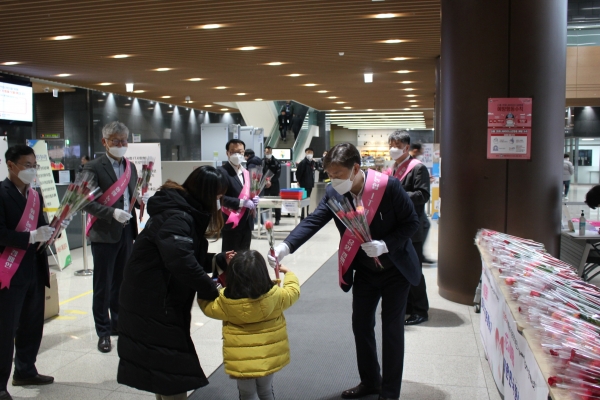 박상국(NH농협은행 IT부문)부행장이 행사장에서 아이에게 꽃을 나눠주고 있다.