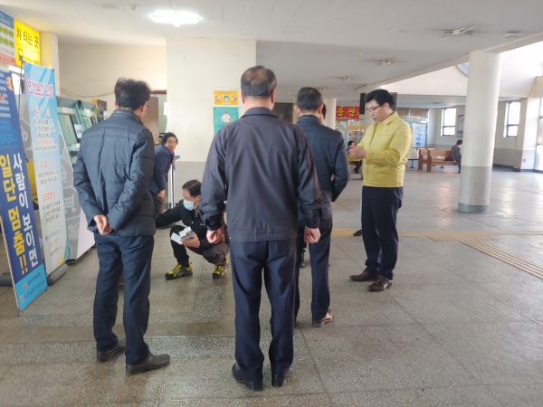 19일, 김봉태 밀양시 부시장이 밀양시외버스터미널을 방문해 코로나 19 대응 현장을 점검하고 있다.