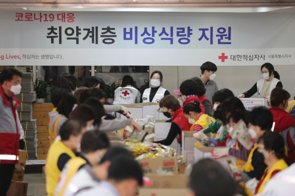 서울시내 재난취약계층에 전달할 긴급구호품을 포장하는 적십자