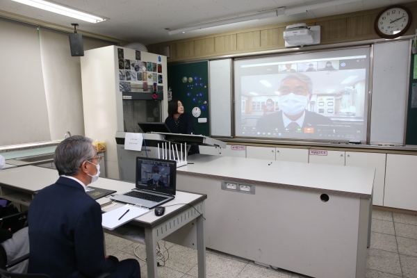 30일, 박종훈 경남교육감은 오후 원격수업 시범학교인 진해용원고를 찾아 원격수업 준비상황을 점검했다.