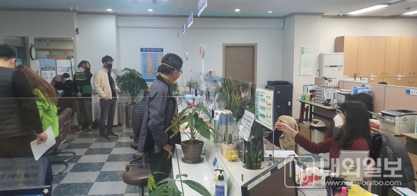 사진은 서구 내동 행정복지센터 민원창구 투명 가림막 설치 모습