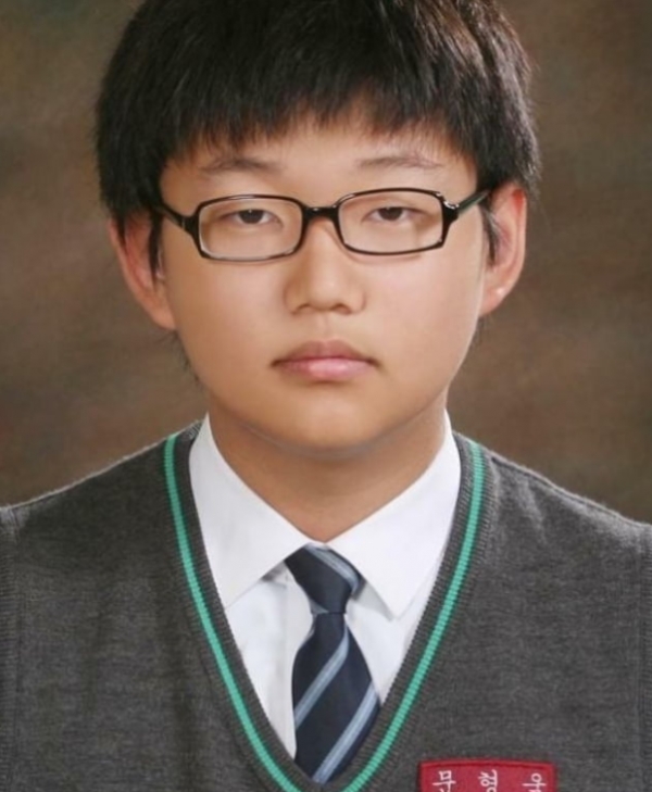 온라인 커뮤니티에 올라온 문형욱의 졸업사진