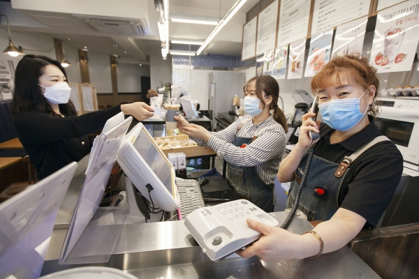 사진은 서울 종로구에 위치한 카페에서 사장님이 KT 고객센터 전화해 링고비즈플러스를 신청하고 있는 모습
