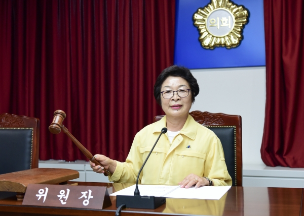 제296회 정례회 예산결산위원장(이순영 의원)