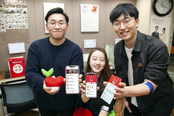 SK텔레콤 매니저들이 SK텔레콤과 대한적십자사와 함께 만든 헌혈앱 ‘레드커넥트’를 소개하고 있는 모습.
