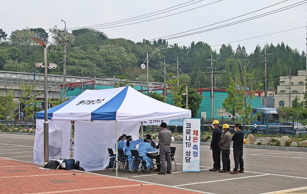 [인천의료원 의료진이 지역 내 사업체를 방문해 외국인 근로자 코로나19 검사를 진행하고 있다.]