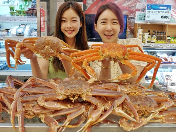 6월30일(화) 롯데마트 서울역점에서 모델(여성2)이 '러시아산 대게'를 소개하는 모습