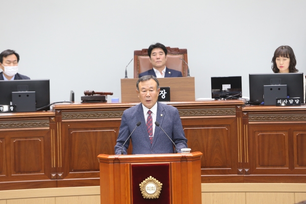 제3대 창원시의회 후반기 의장 이치우 의원.