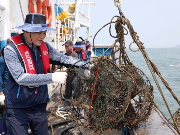 임준택 수협중앙회장이 2일 충남 보령시 대천항에서 어선에 승선해 바다에서 침적쓰레기 수거활동에 나섰다.