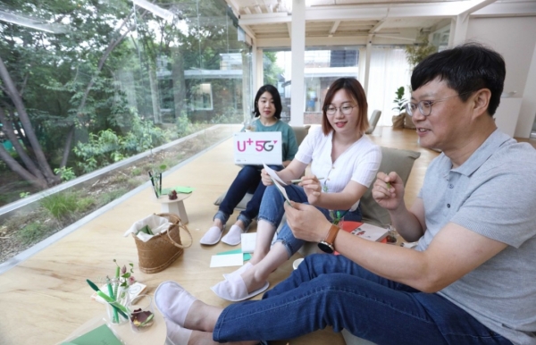 사진은 전략기획담당 박치헌 상무(오른쪽)가 신입사원 멘토들과 서울 성수동에서 MZ세대가 찾는 문화공간을 체험하고 있다.