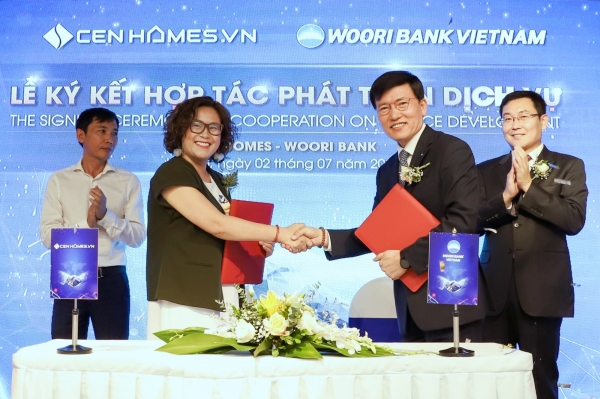 베트남 우리은행이 베트남 상장기업 Cen Group과 디지털 금융서비스 확대를 위한 업무협약을 지난 2일 체결했다. 이종인(오른쪽) 베트남 우리은행 법인장이 Cen Group 계열사인 Cen Homes 대표이사 응웬꾸잉마이(사진왼쪽)과 기념촬영을 하고 있다.