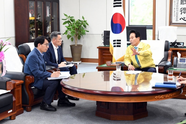 7일, 김하용 도의회 의장이 재난안전건설본부와 일자리경제국의 주요업무 추진사항을 보고 받았다.