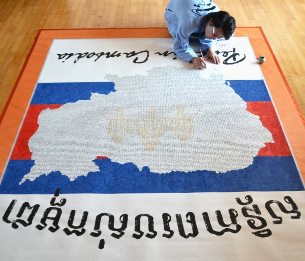 한한국 세계평화작가가 ‘캄보디아 평화지도 Cambodia Peace Map 작품 작업을 하고 있다.