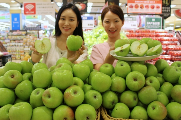 사진은 7월 13일(월) 오전, 롯데마트 서울역점에서 모델(여2)이 햇 연두사과를    소개하고 있는 모습