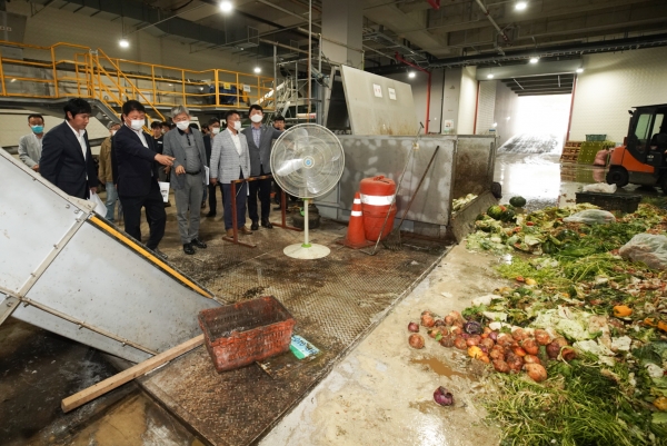 [인천시의회 산업경제위원회 의원들이 남촌농산물도매시장 쓰레기 처리장을 둘러보며 관련 주요 현안사항을 집중 점검하고 있다.]