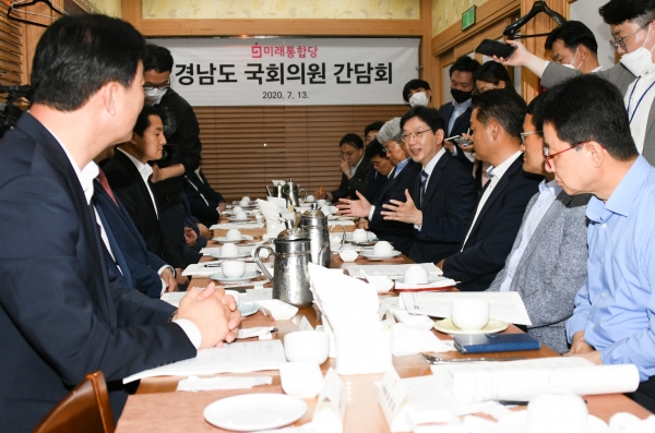 13일 오후 국회 인근 식당에서 진행된 오찬간담회에서 김경수 지자는 통합당의 협조를 당부했다.