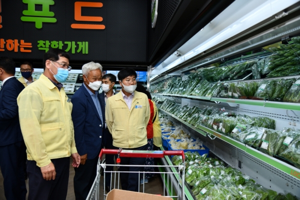 로컬푸드 착한소비 실천을 위한 캠페인에 변광용 거제시장, 박종우 거제축산업협동조합장이 앞장서서 동참해 농가돕기에 활력을 불어넣었다.