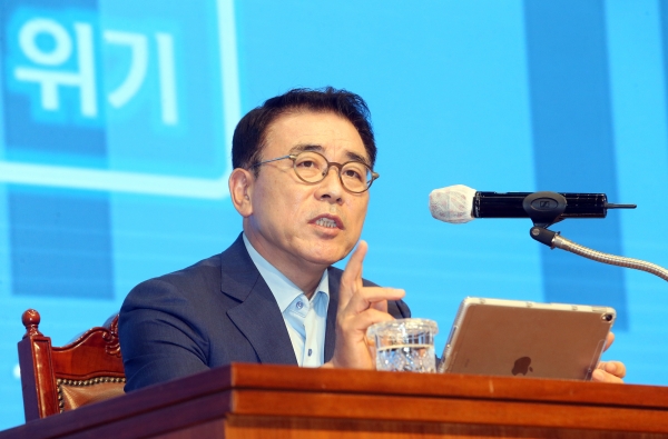 29일 신한은행 본점 20층 대강당에서 조용병 회장이 '그룹 CEO 특강'을 진행하고 있다.