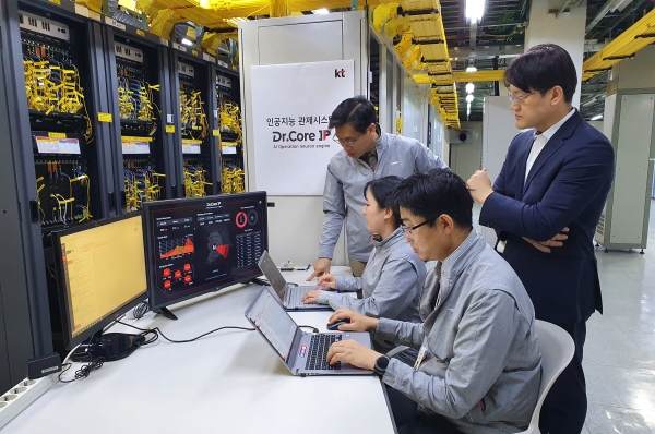 KT 임직원들이 닥터코어 IP를 활용해 부산∙경남 지역의 KT 기가인터넷 네트워크를 점검하고 있다.