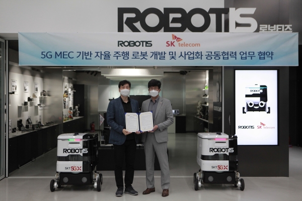 5G MEC 글로벌 리더 SK텔레콤과 로봇 전문 기업 로보티즈가 5G MEC 자율주행 로봇 개발 협력을 추진한다. SK텔레콤 최판철 본부장(사진 오른쪽)과 로보티즈 김병수 대표(사진 왼쪽).