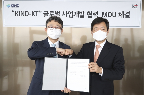 KT 기업부문 박윤영 사장(왼쪽)과 KIND 허경구 사장이 MOU 후 기념사진을 촬영하고 있다