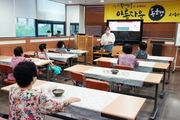 동대문구가 10일 용두동에 소재한 한국장례복지협회 교육장에서 독거어르신을 위한 프로그램 ‘우리동네 사랑방’ 운영을 시작했다.