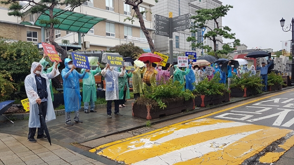 [인천 중구 용유동 주민들이 장맛비가 쏱아지는 가운데  '용유로 ~ 미사안 해변간 도로개설 공사를 촉구하는 집회를 가지고 있다.]