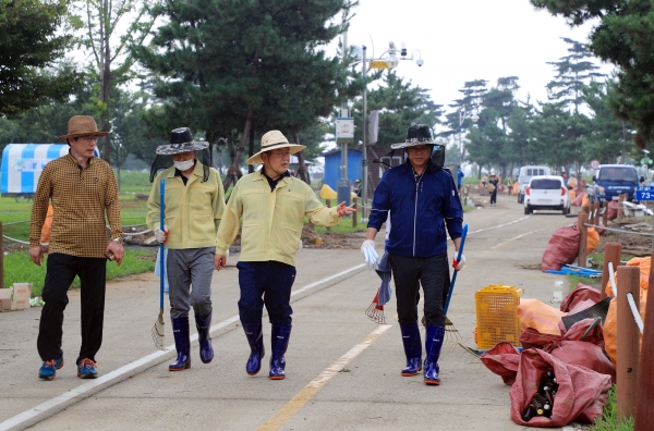 12일, 박일호 시장이  하남읍 낙동강변에서 밀양시 직원, 밀양시 시설관리공단 직원, 관내 사회단체 회원 420여명과 함께 쓰레기 수거 작업에 참여했다.