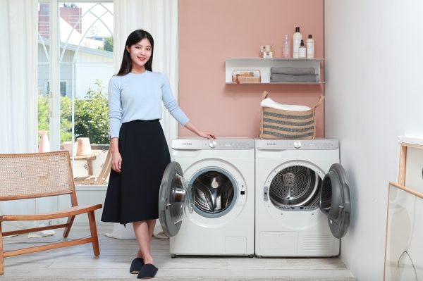 삼성전자 모델이 '그랑데 AI' 10kg 세탁기·9kg 건조기 신제품을 소개하고 있다.