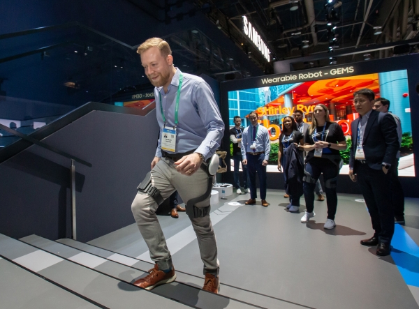 미국 라스베이거스에서 열린 세계 최대 전자 전시회 'CES 2020'에서관람객이 삼성전자 웨어러블 보행 보조 로봇 'GEMS Hip'을 체험하는 모습