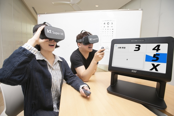 KT와 고려대 의산단, 엠투에스가 협업해 출시한 슈퍼 VR의 ‘아이 닥터 라이트’로 이용자들이 눈 건강 측정을 하고 있는 모습