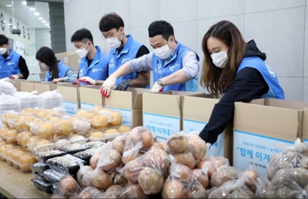 사진은 지난 23일 서울시 구로구에 비영리 NGO 함께하는 사랑밭 사무소에서 농산품 키트를 제작하고 있는 모습.