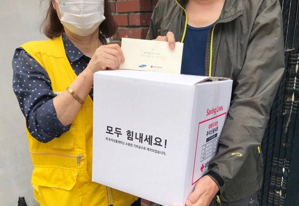 서울지역 집중호우 이재민에 구호물품 전달하고 있는  적십자 봉사원