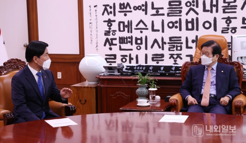사진은 황인호 동구청장(왼쪽)이 박병석 국회의장(오른쪽)과 대화모습.