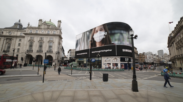 영국 런던 피카딜리 서커스 옥외 광고를 통해 진행 중인 '스마일 캠페인'