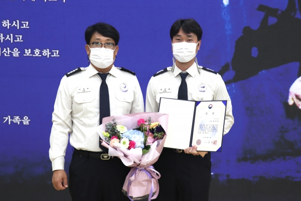 이길하 마산소방서장과 박경태 소방교(왼쪽부터).