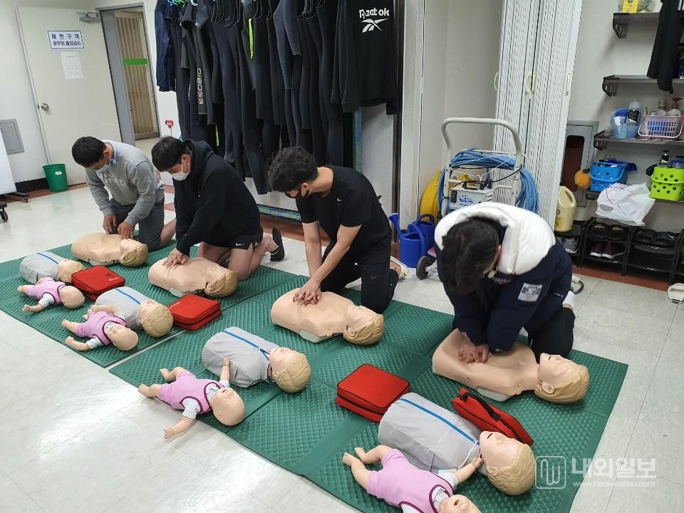 사진은 공단 직원 및 시민들이 심폐소생술 교육에 참여하는 모습.
