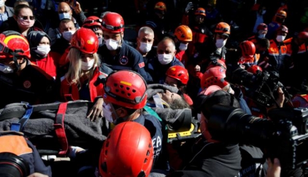 지난 30일(현지시각) 오후 3시께 터키 서부 이즈미르 인근 해역에서 발생한 지진으로 무너진 건물에 네 자녀와 함께 갇혔던 38세 여성이 23시간 만에 극적으로 구조됐다