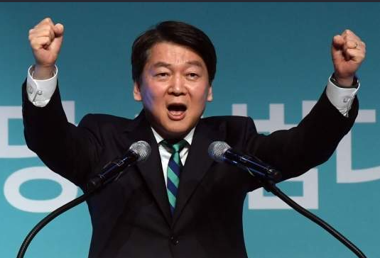 안철수 국민의당 대표는 "정권 교체를 위해 어떤 역할이라도 할 생각"이라고 밝히며 서울시장 출마 가능성을 에둘러 시사했다.