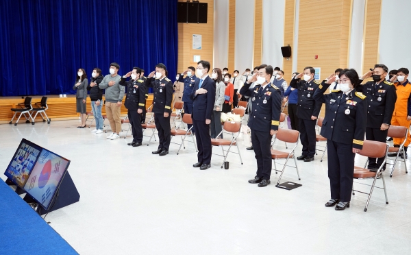 9일 오전, 경남도는 경남도청 대회의실에서 ‘제58회 소방의 날 기념식’을 개최했다.