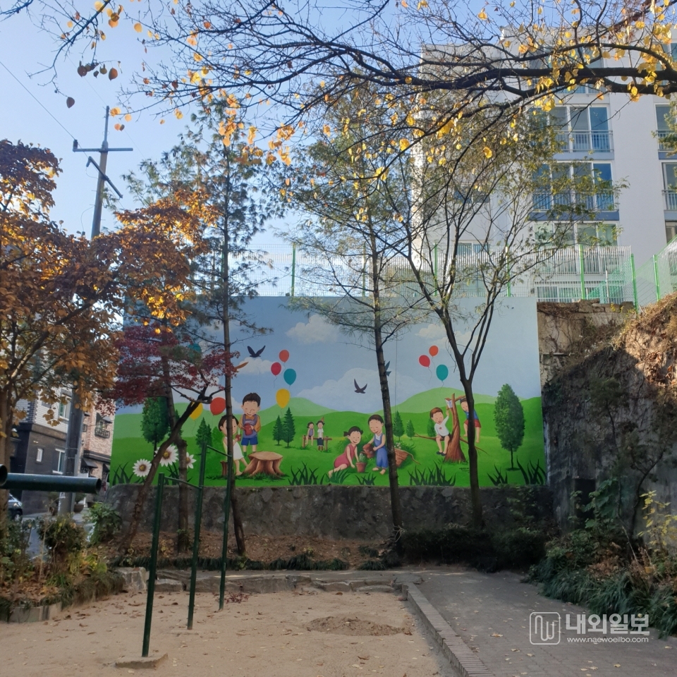 사진은 송산어린이공원 대형벽화 조성 모습.