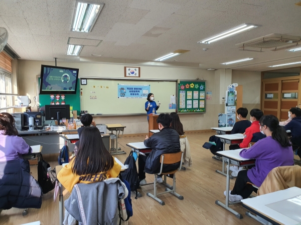 '푸른코끼리' 전문강사가 서울탑동초등학교 6학년 학생들을 대상으로    사이버 폭력 예방 교육을 실시하고 있다.