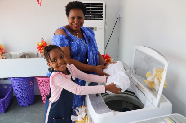LG전자가 현지시간 25일 나이지리아 베닌(Benin)시(市)에 무료 세탁방인 ‘라이프스 굿 위드 LG 워시(Life’s Good with LG Wash)’를 열었다. 현지주민들이 무료 세탁방에서 세탁기를 체험하고 있다.